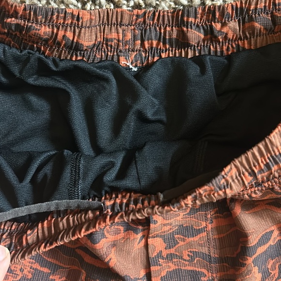 Lululemon Pace Breaker Short  in Tiger Camo Multi Orange size SMALL men’s - Picture 6 of 9
